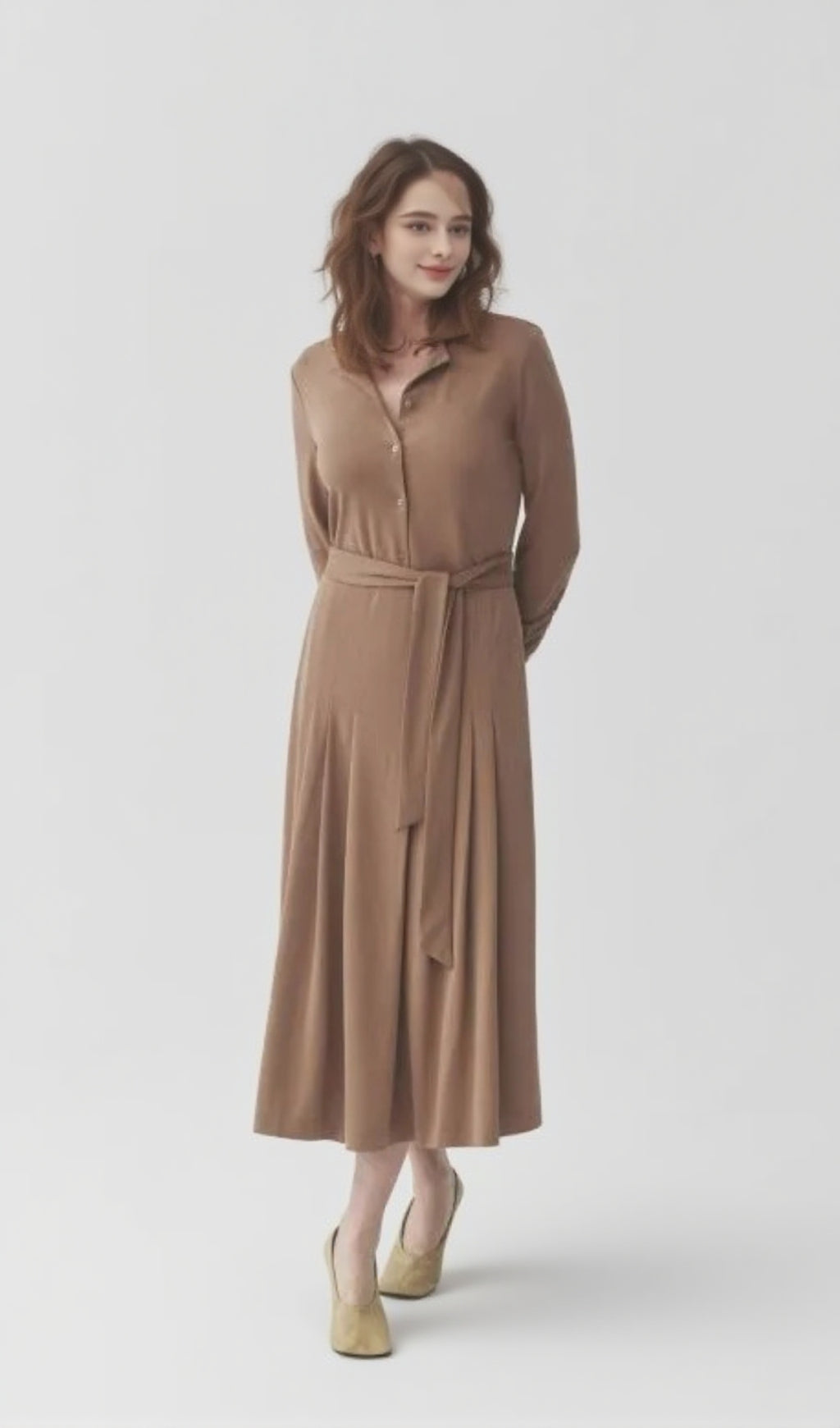 Braunes Midikleid mit Kordelzug in der Taille