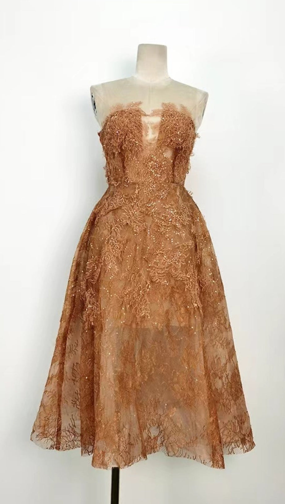 Karamellfarbenes Midikleid mit Blumenspitze und Stickerei