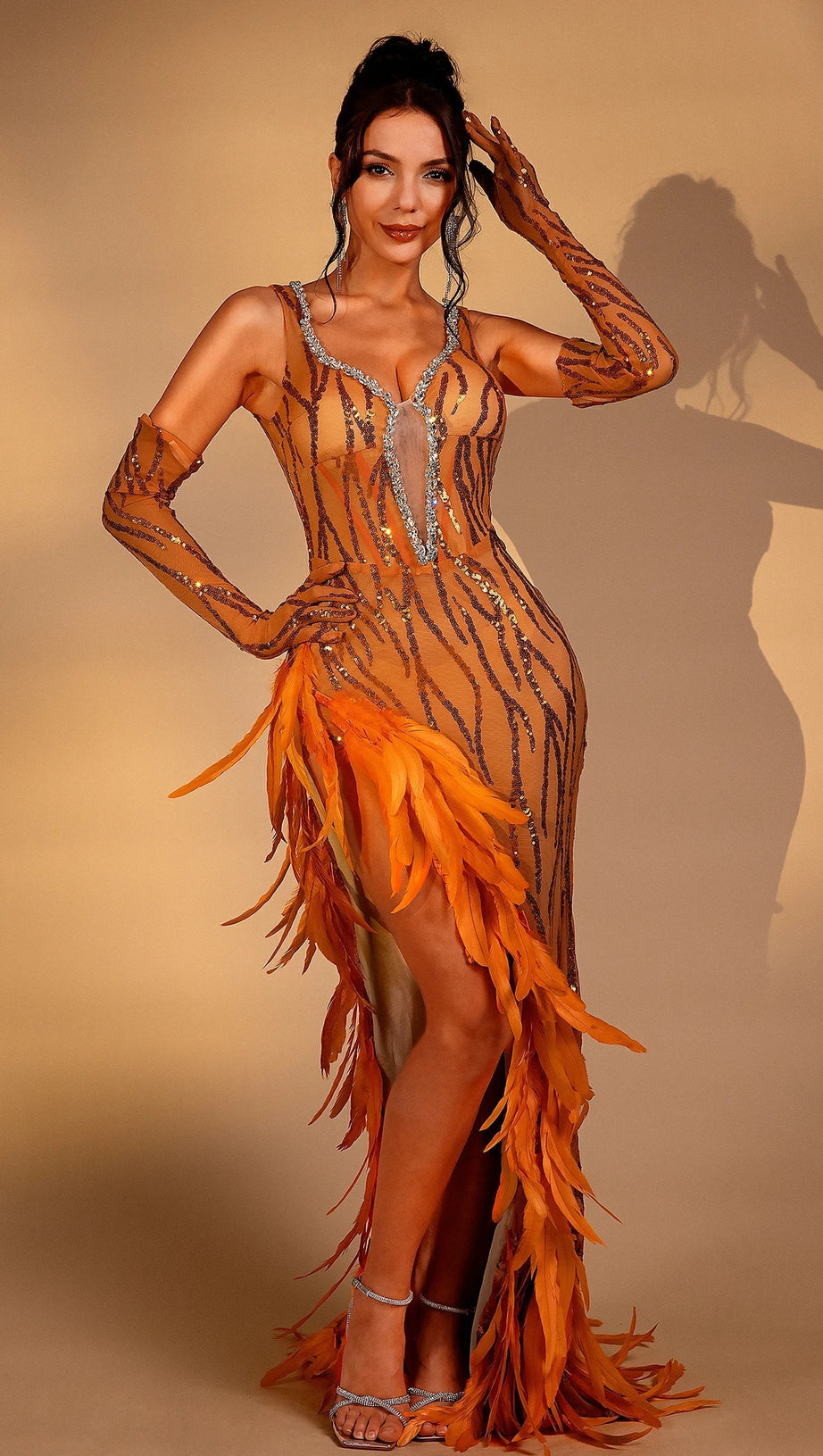 Nabeela Pailletten-Feder-Diamantkleid mit Handschuhen