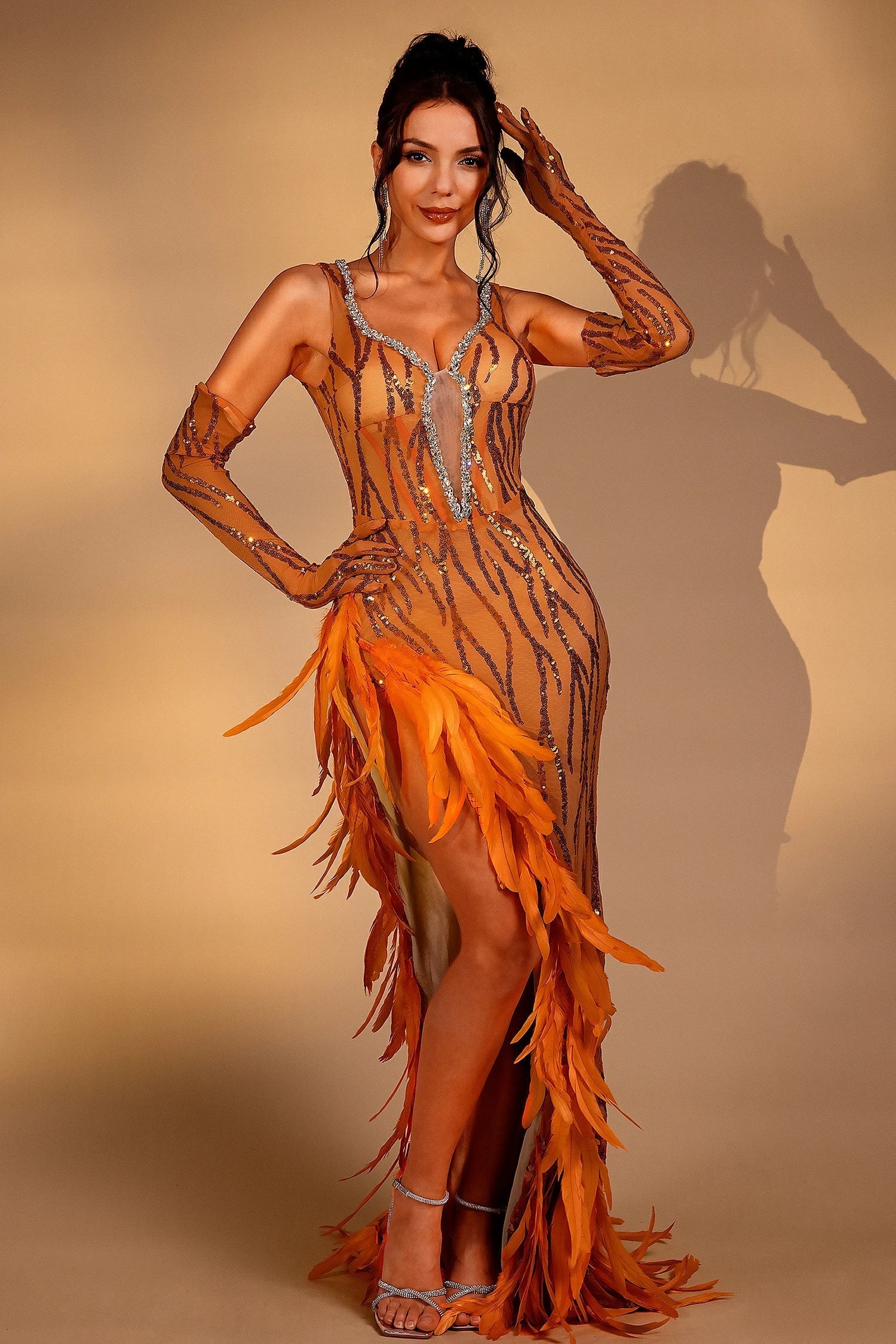 Nabeela Pailletten-Feder-Diamantkleid mit Handschuhen