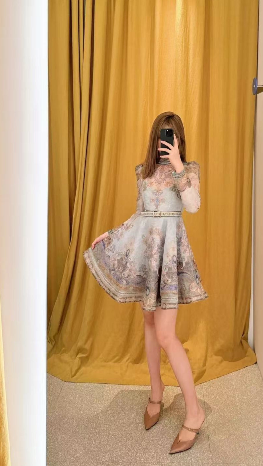 Retro-Prinzessinnenkleid mit lila Gaze und bunten Mustern