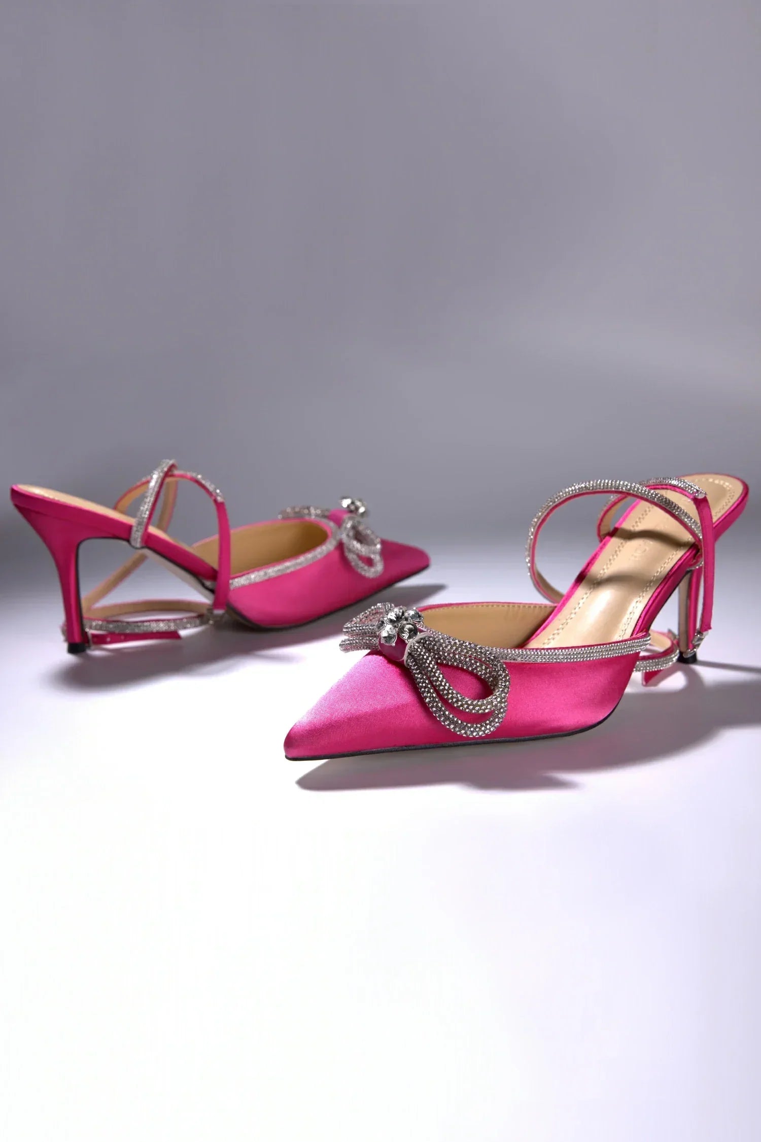 Cressida – Schuhe mit Strasssteinen und Schleife hinten