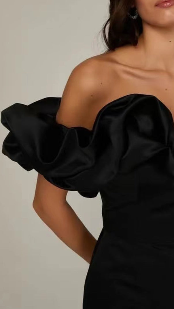 TRÄGERLOSES KLEID AUS SATIN MIT RÜSCHEN 