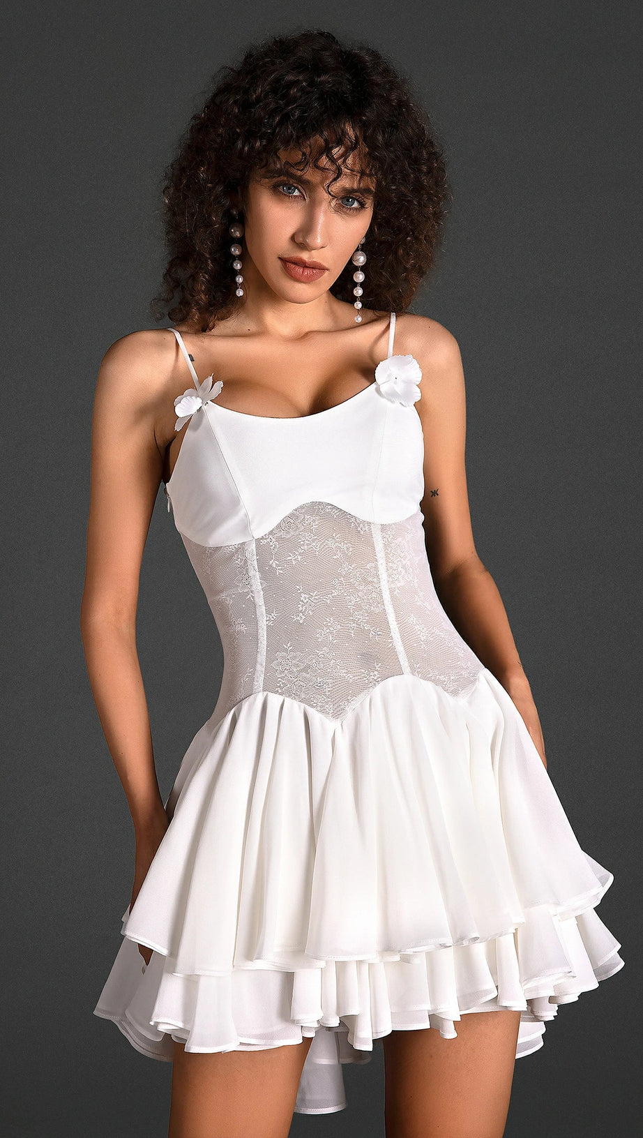 Ganili – Spaghettiträger-Minikleid mit transparenten Rüschen