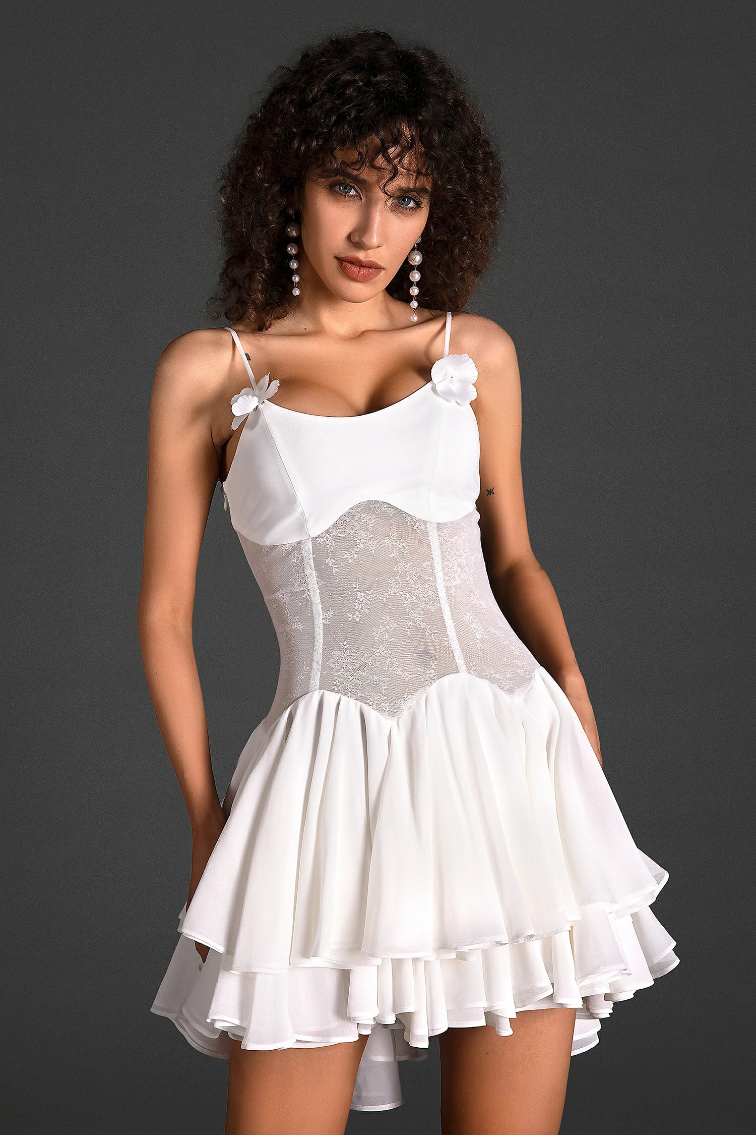 Ganili – Spaghettiträger-Minikleid mit transparenten Rüschen