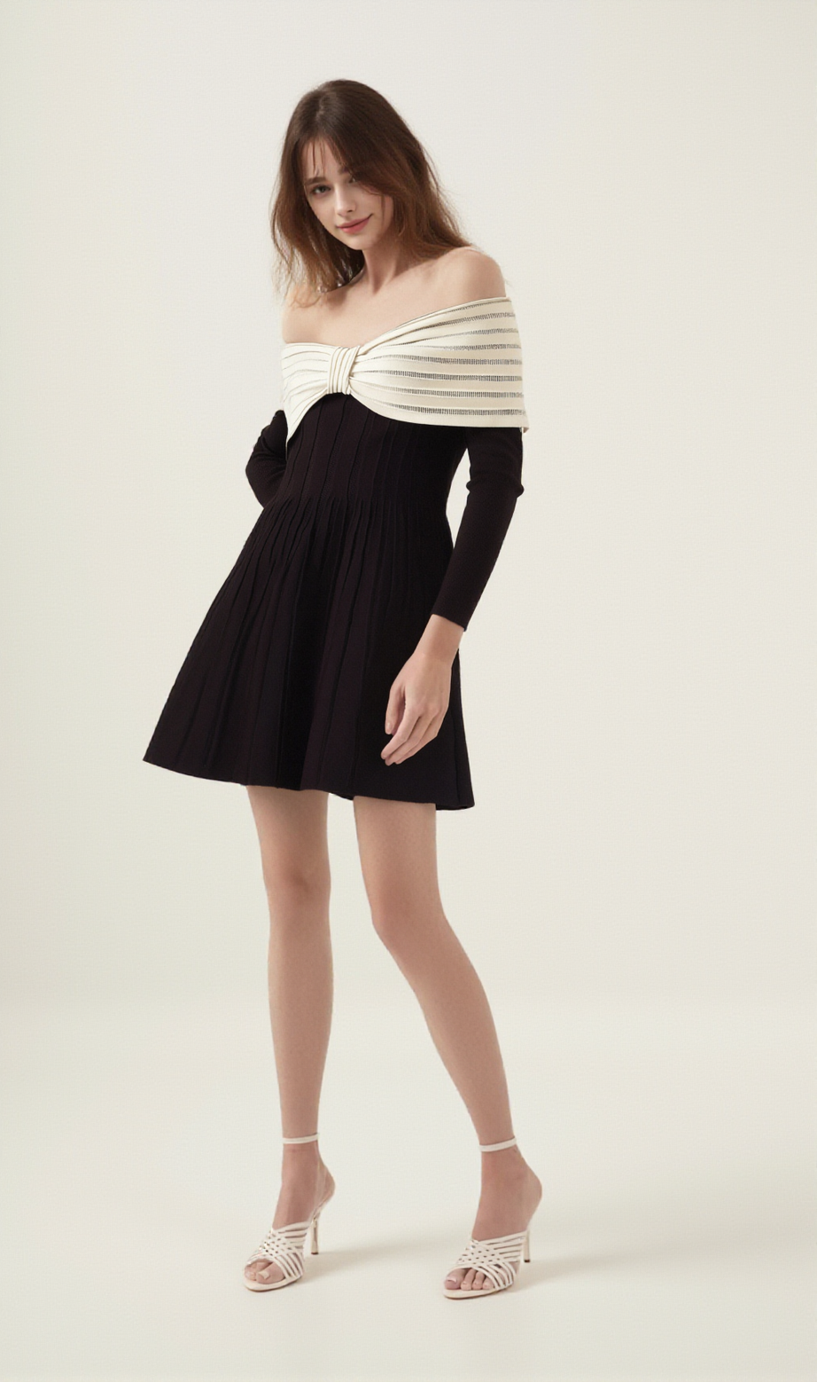 Justine – Schwarzes, schulterfreies Minikleid aus Strick mit Schleife 