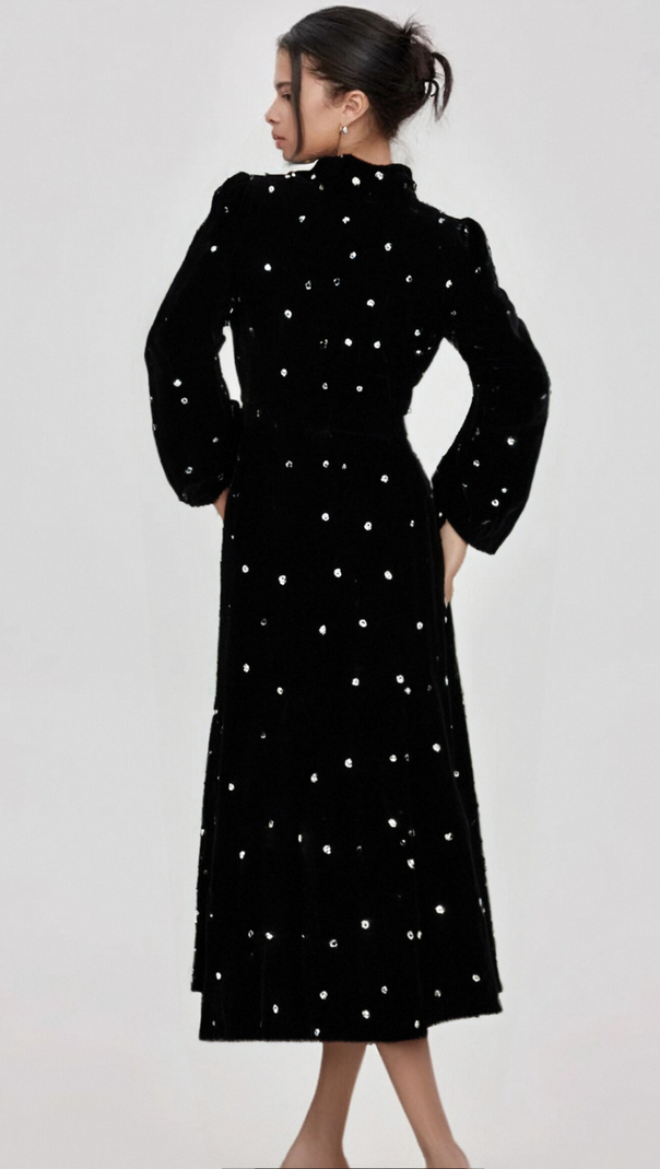 Lola – Schwarzes, verziertes Midikleid aus Samt 