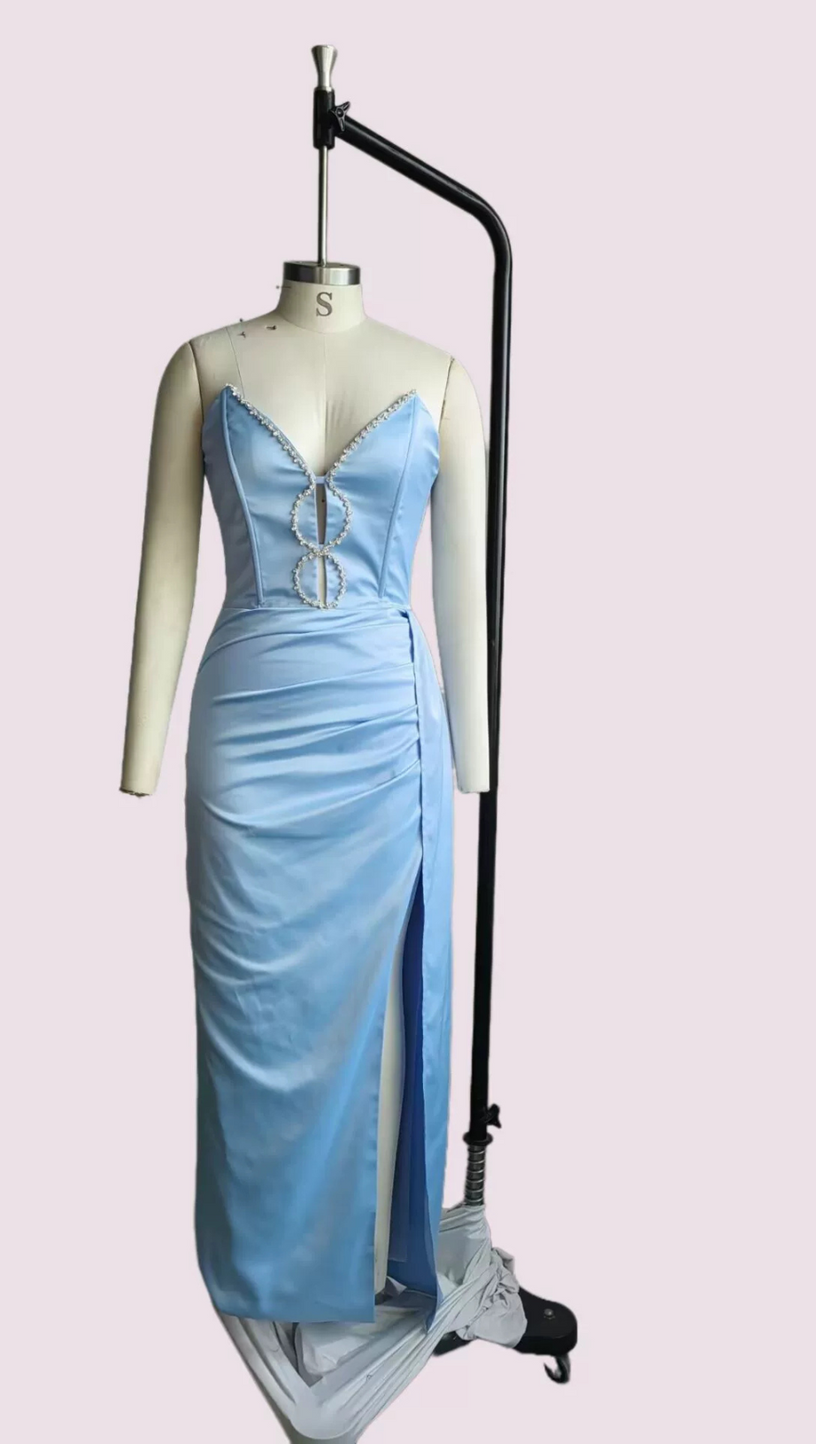 BLAUES SATINKLEID MIT KRISTALLVERZIERUNG UND HOHEM SCHLITZ