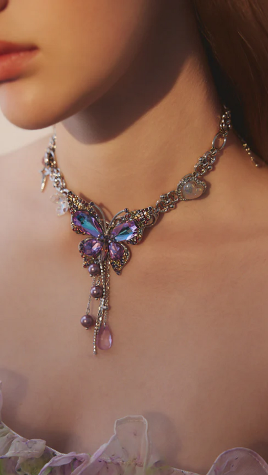 Halskette mit Schmetterlingsanhänger und Quaste in Tropfenform