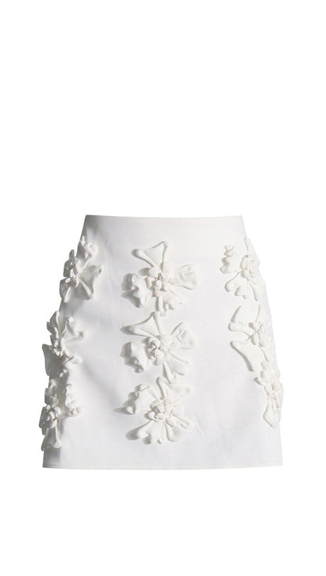 WEISSER MINIROCK MIT WEISSEN BLUMEN VON ANAXANDRA
