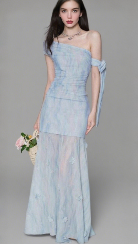 Rosalind – Schmal geschnittenes Maxikleid mit One-Shoulder-Träger und Plissee in Blau