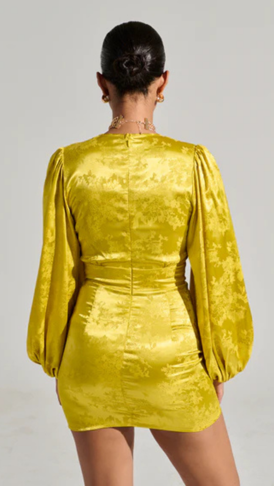 SCHLANKES UND SCHICKES SATIN-MINIKLEID