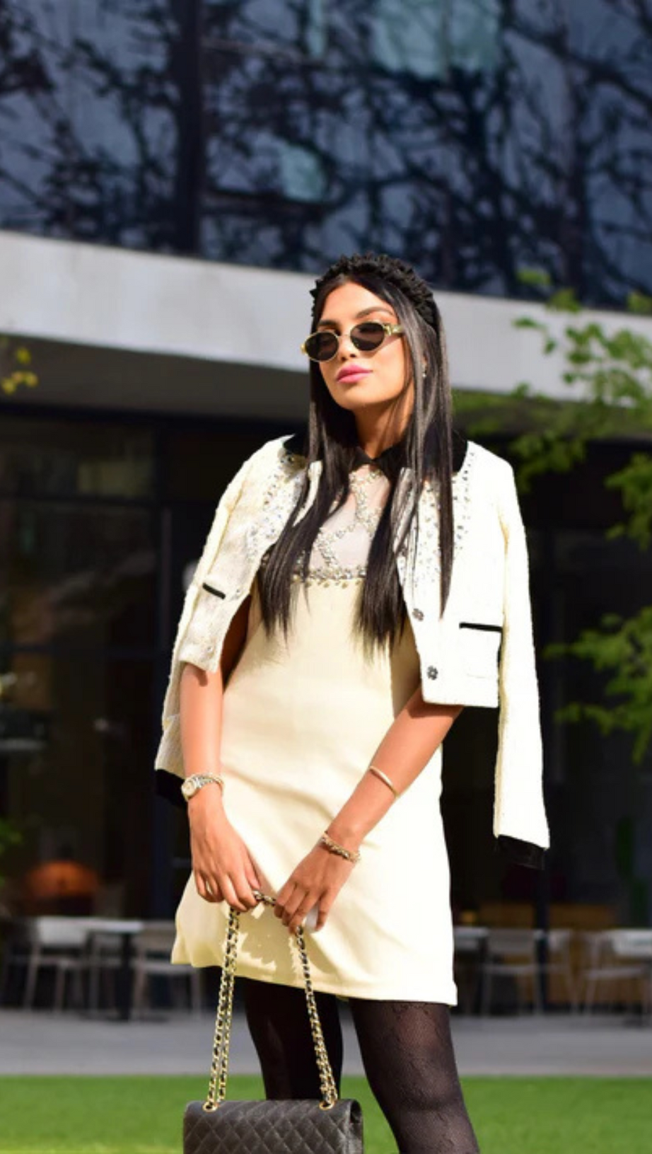 DRESS WITH CONTRASTING COLLAR AND JEWELRY DETAILS