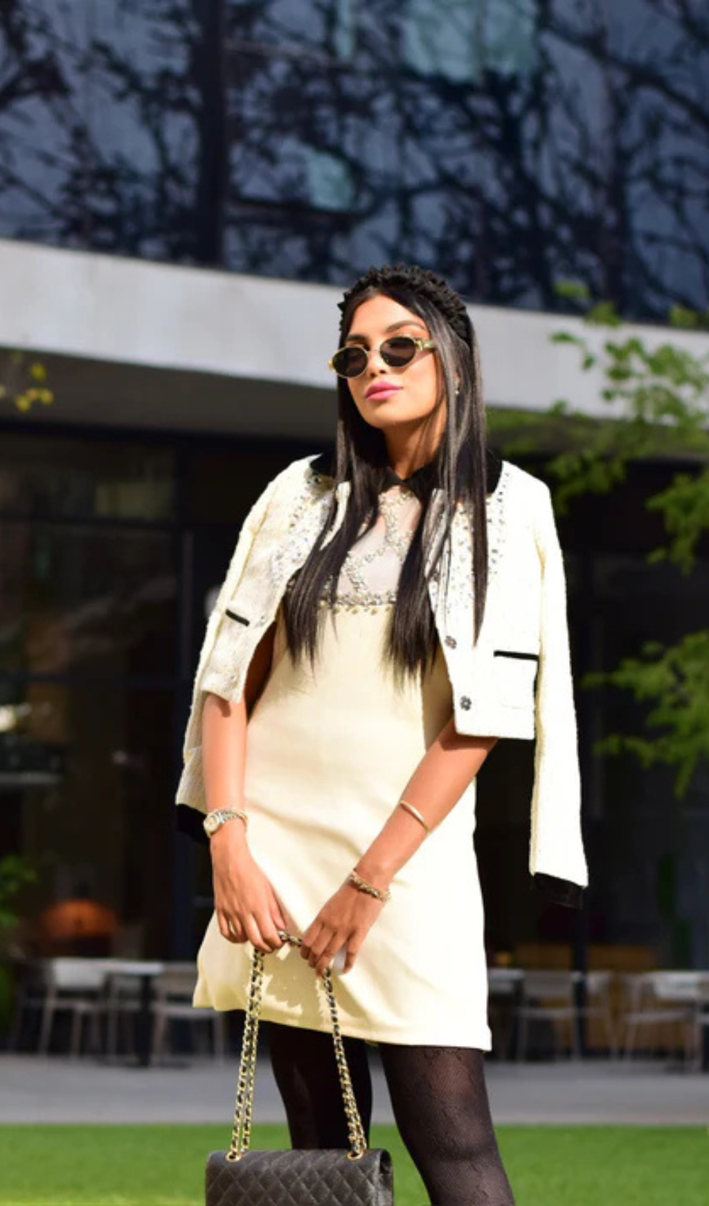 DRESS WITH CONTRASTING COLLAR AND JEWELRY DETAILS