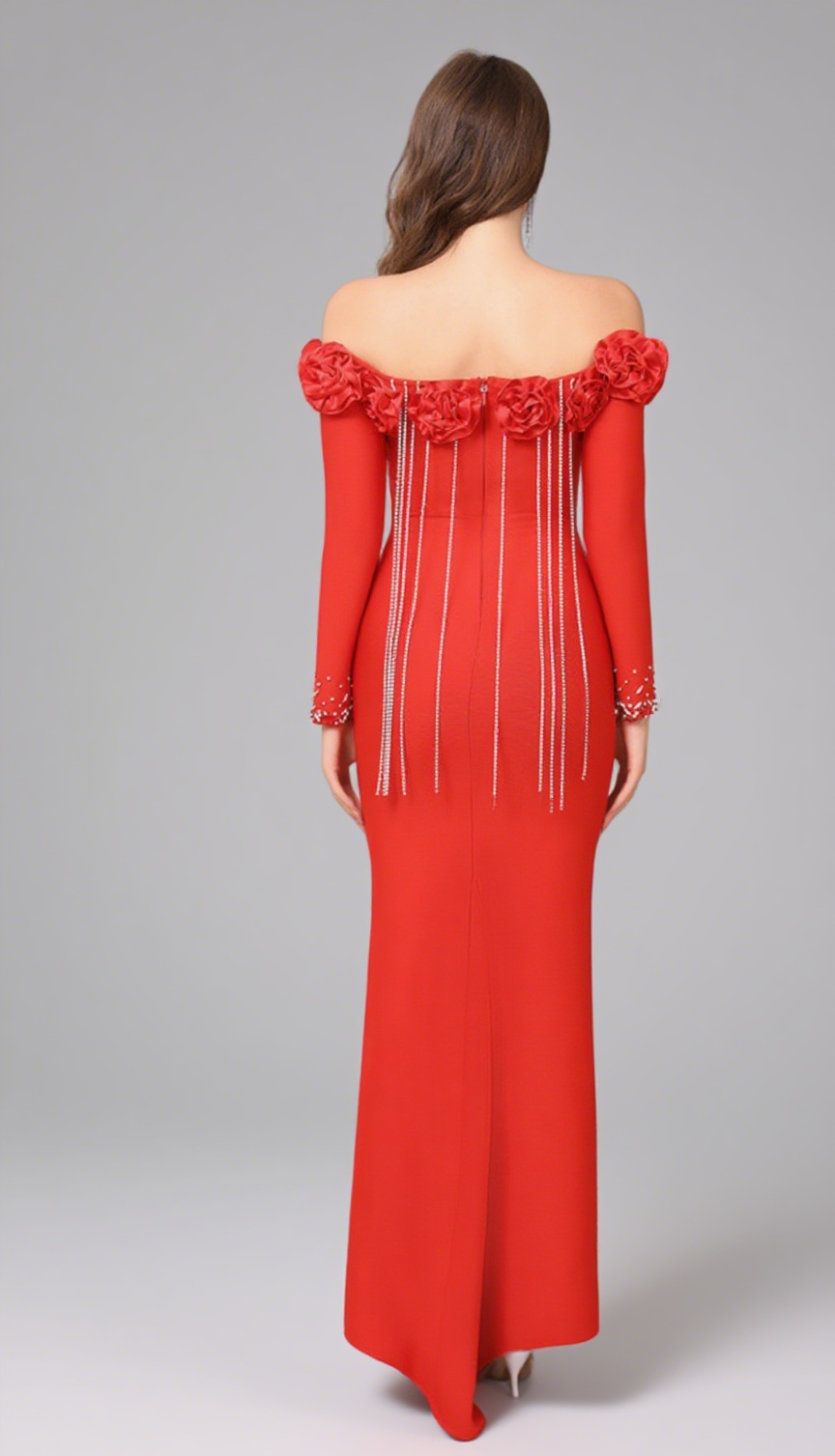 Schulterfreies Kleid mit Blumenbesatz und Strassverzierung in Rot