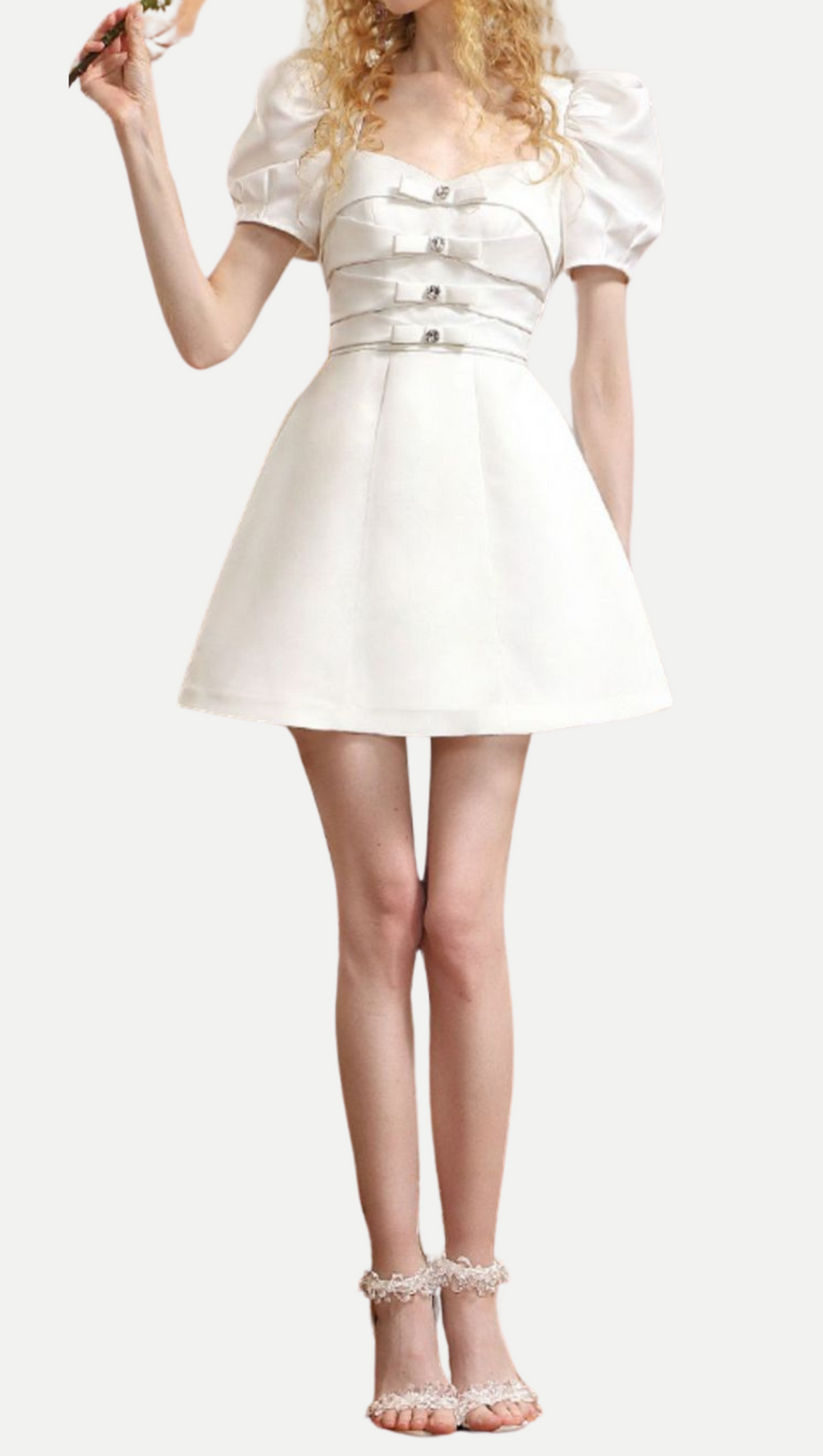 ABITO DA PRINCIPESSA CON MANICHE A SBUFFO E NASTRO, A LINEA A, IN BIANCO