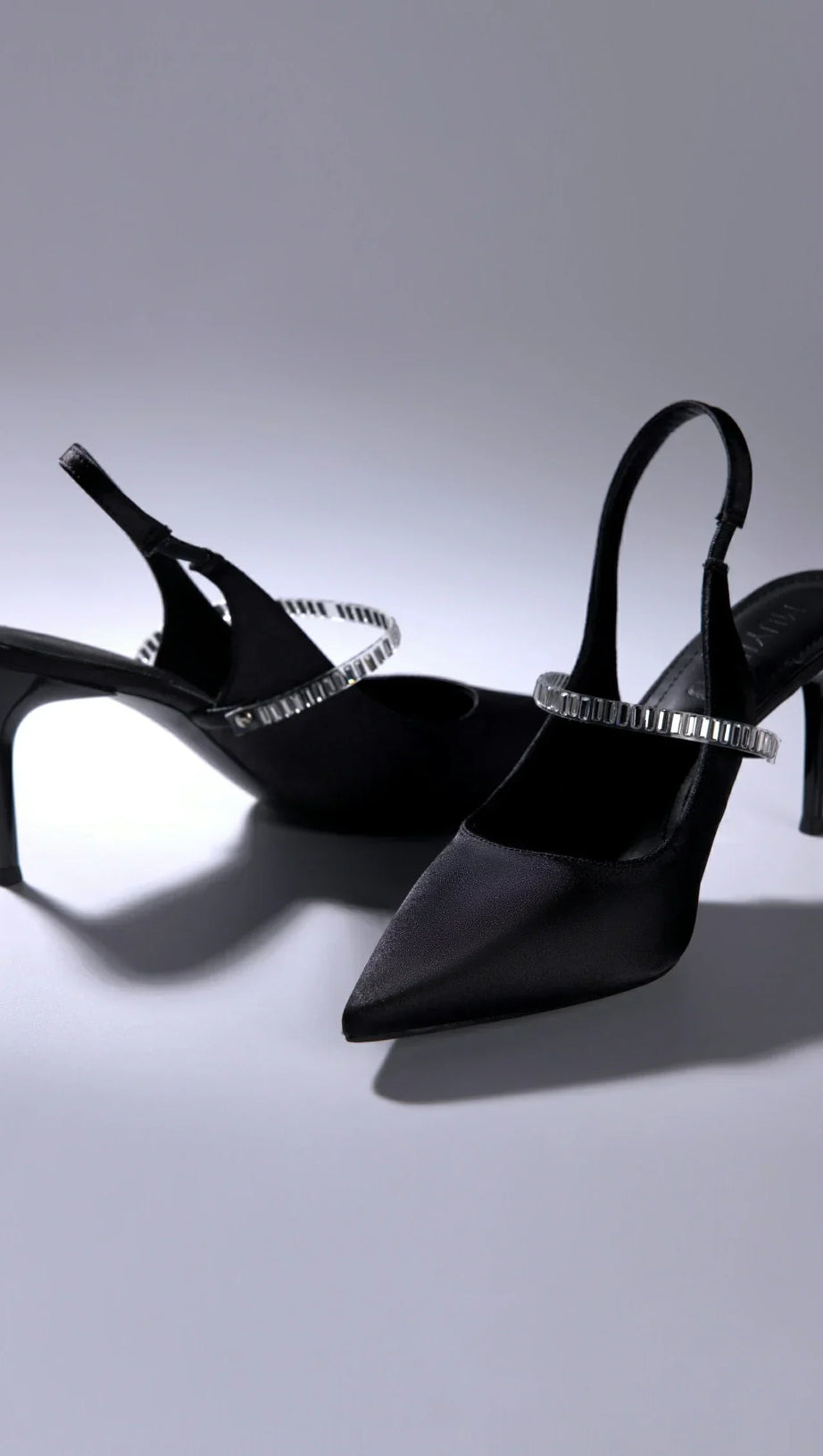 Fatima Pumps mit spitzer Zehenpartie und Kettendetail
