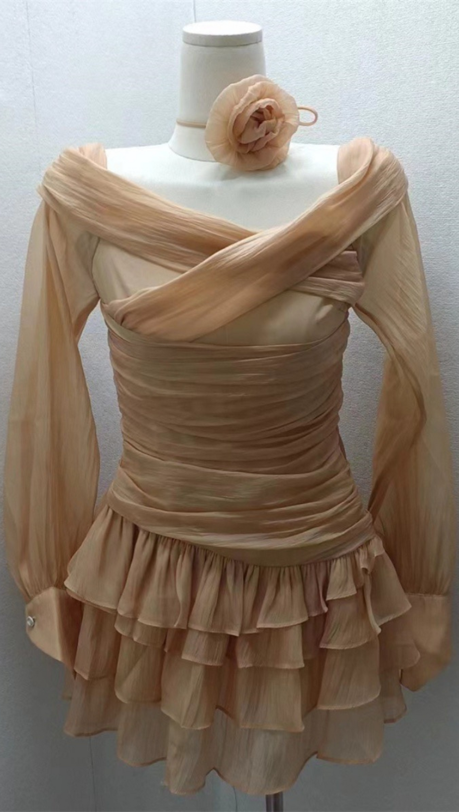 ABITO IN CREPE DI RETE CON MANICHE A SBUFFO E BORDI A VOLANT, COLORE NUDO