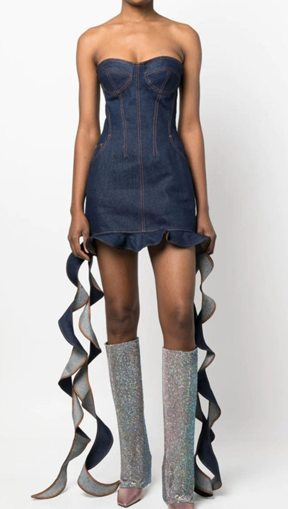 TRÄGERLOSES, DRAPIERTES DENIMKLEID MIT RÜSCHEN