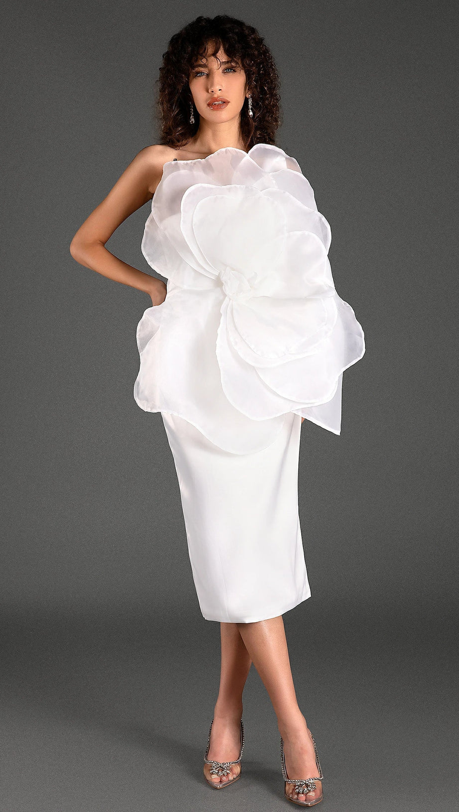 Mustelis – Midikleid mit One-Shoulder-Träger und 3D-Blumenmuster