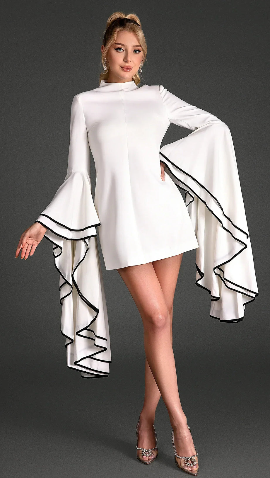 Floroulis – Hochgeschlossenes Minikleid mit Rüschenärmeln