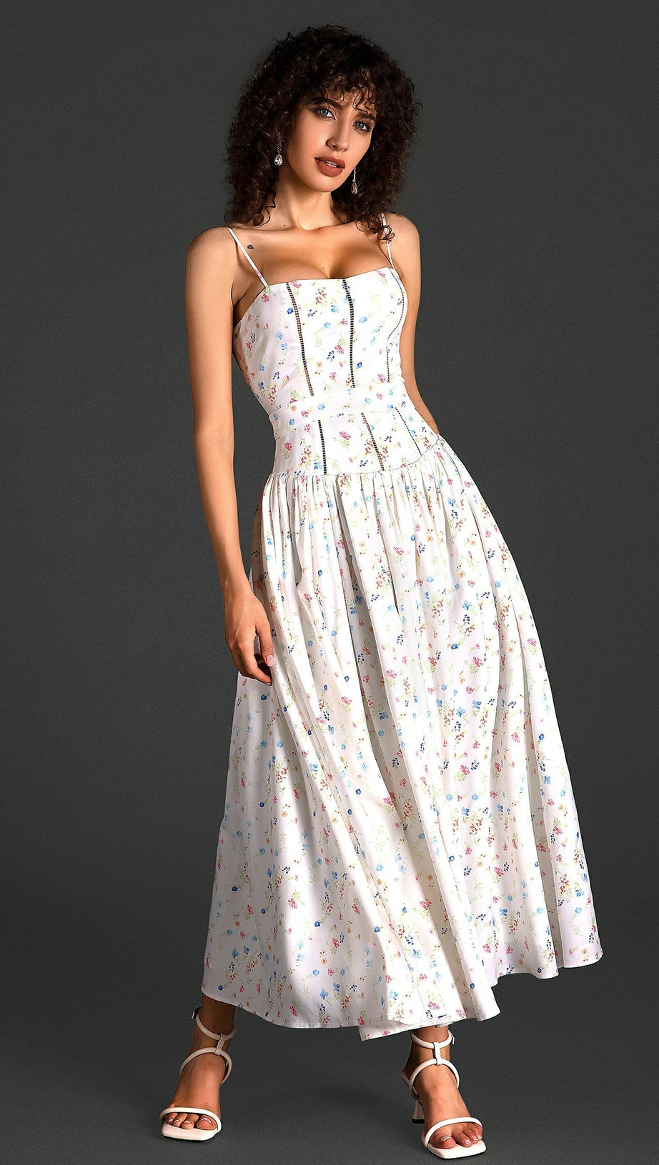 Gepunktetes Spaghetti-Kleid mit gewebtem Print