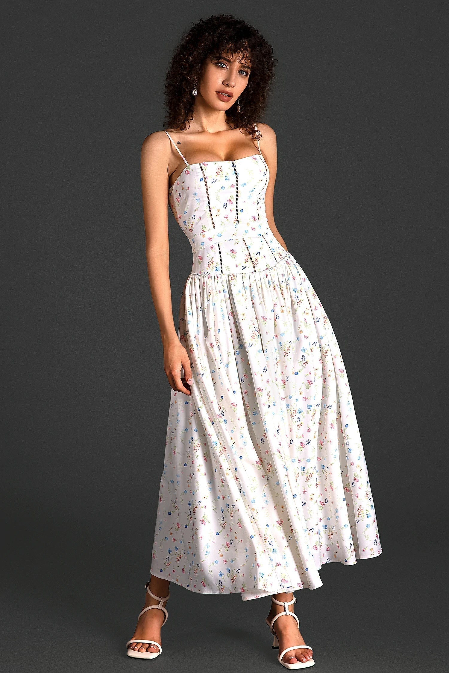 Gepunktetes Spaghetti-Kleid mit gewebtem Print