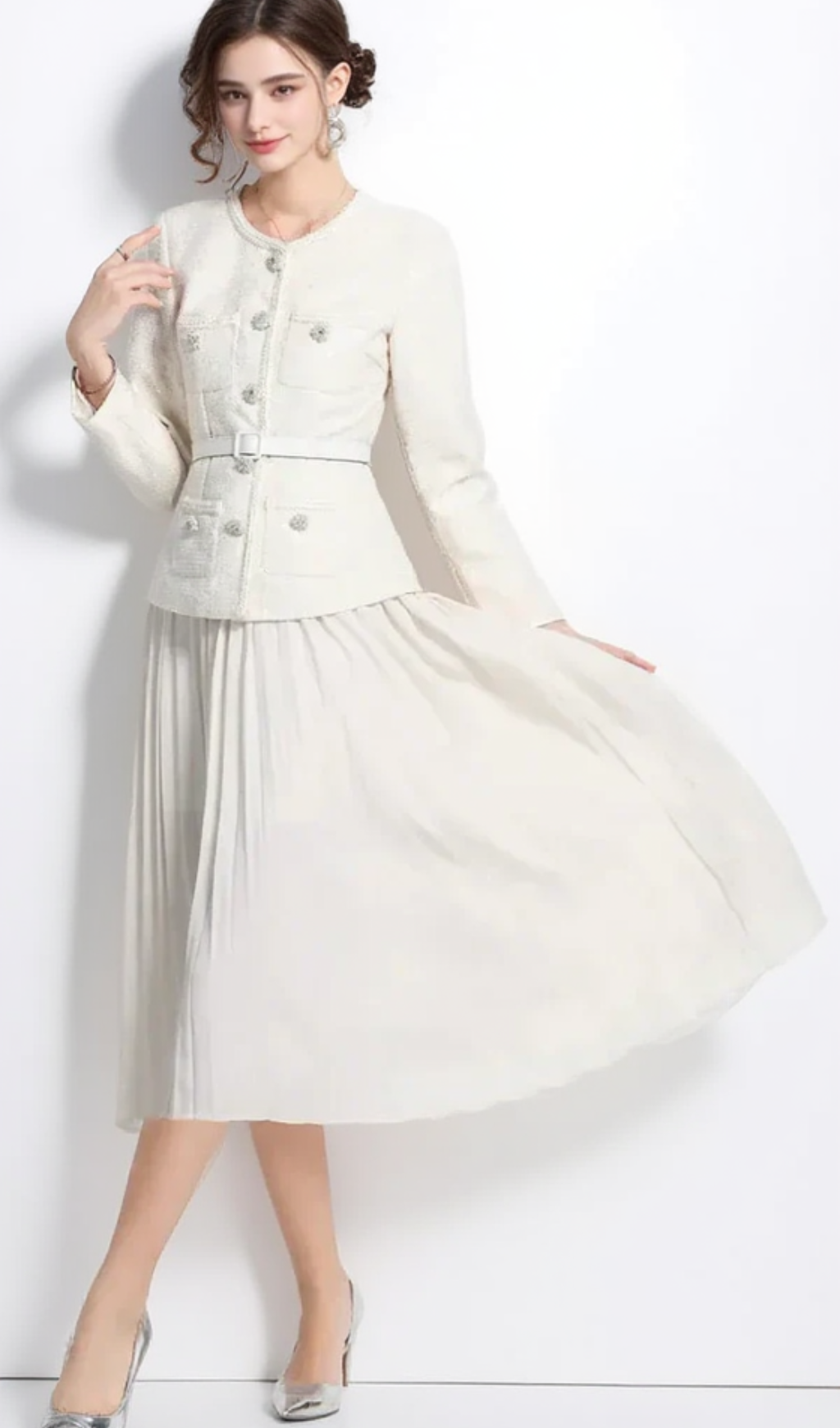 Cremefarbenes, tailliertes Bouclé-Midikleid mit Pailletten