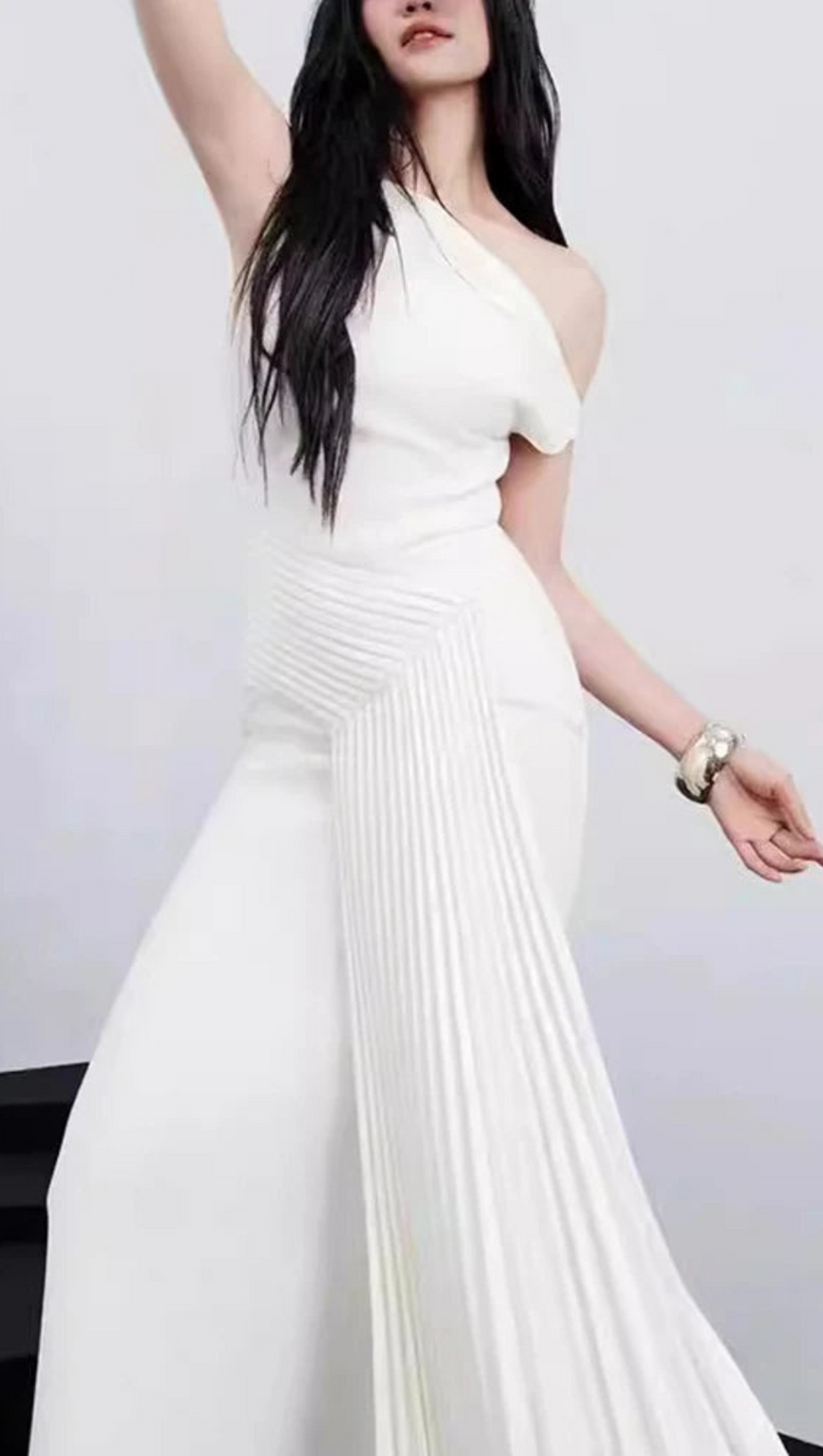 Elfenbeincremefarbenes, gerüschtes, drapiertes, asymmetrisches Maxikleid