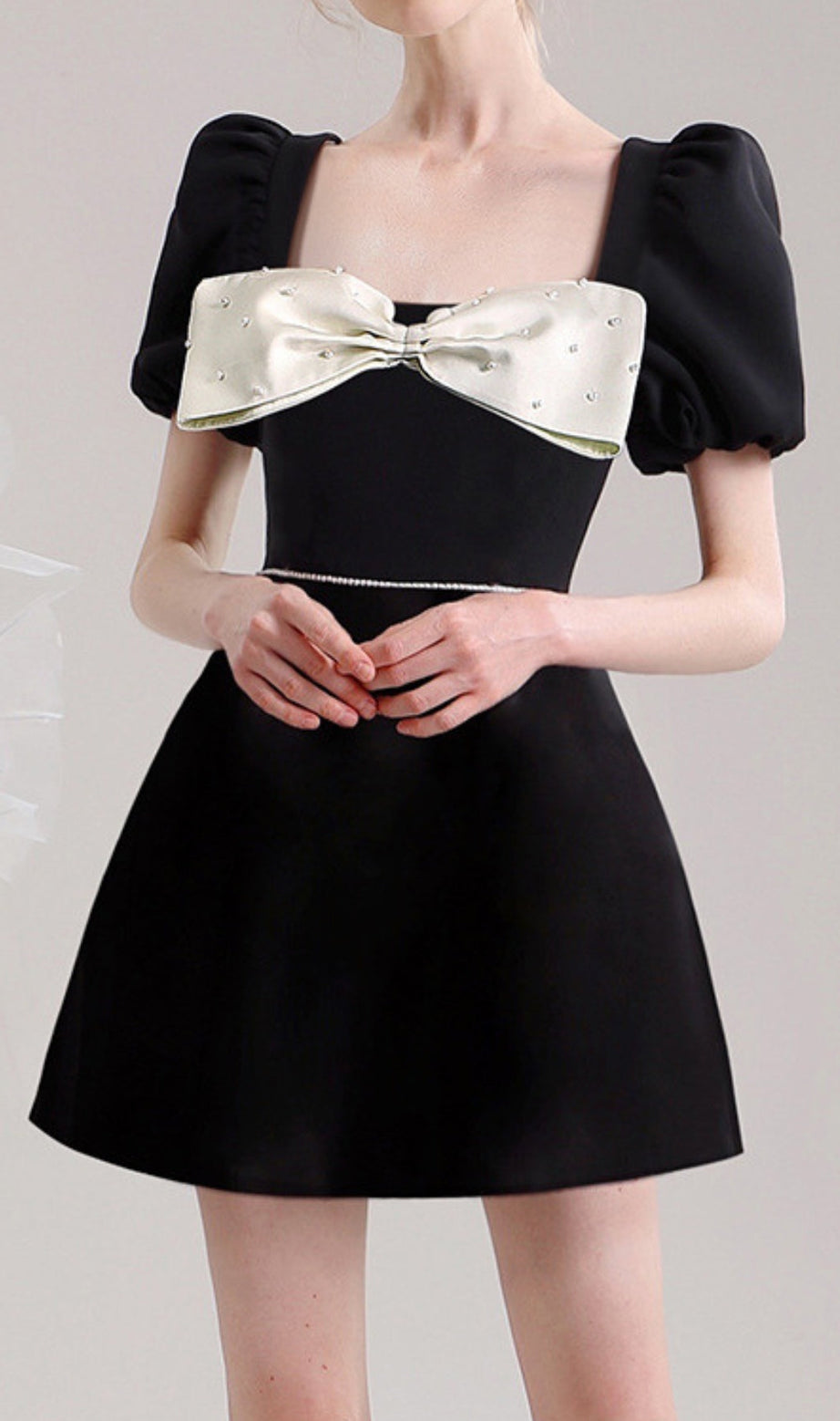 CHEICK SCHWARZES MINIKLEID MIT SCHLEIFE