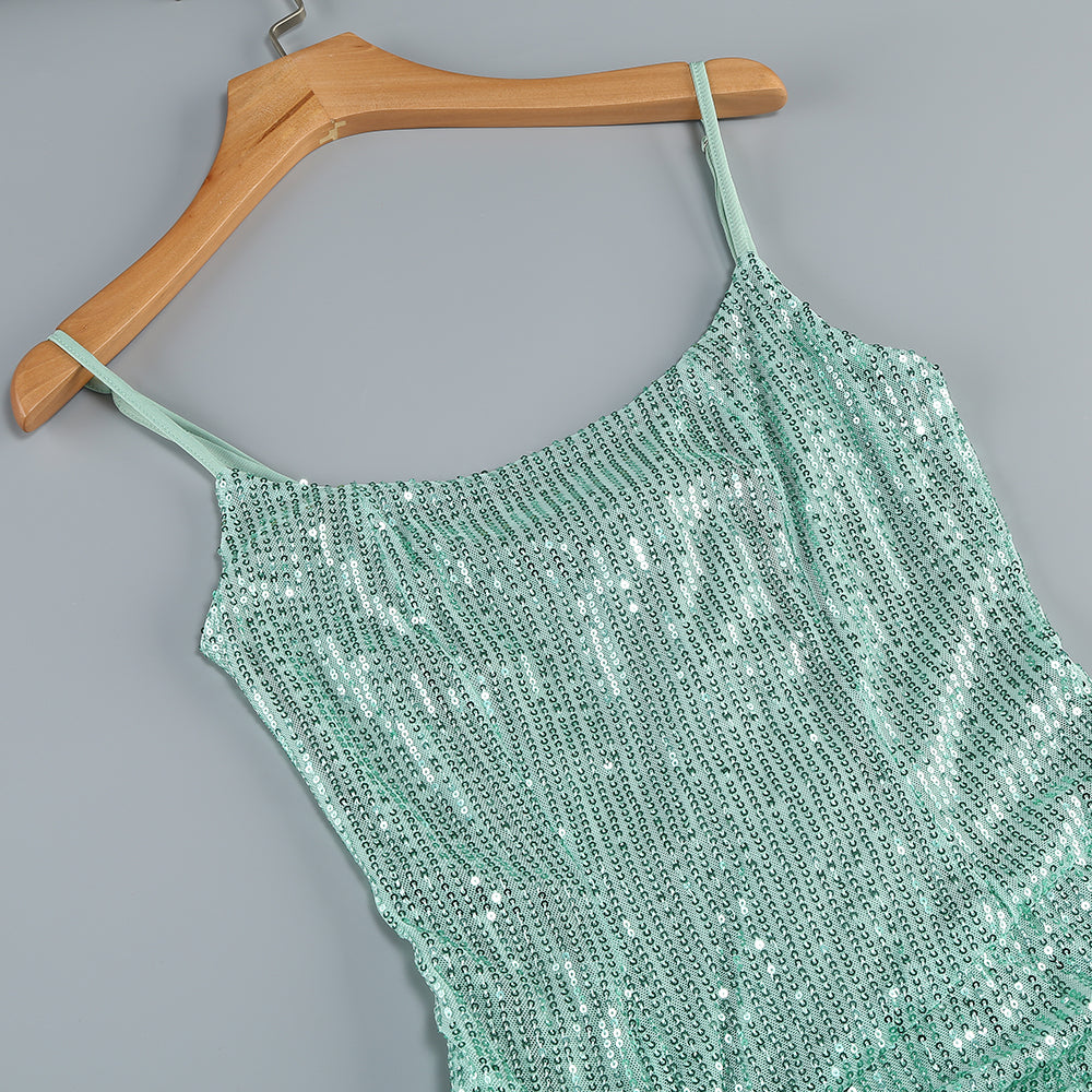 Glitzerndes, Paillettenbesetztes, gedrehtes, gerüschtes, hochgeschlitztes Unterkleid für den Abend