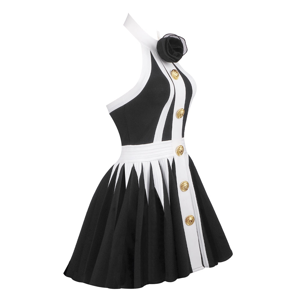 MINIKLEID AUS PLISSIERTEM STRICK MIT BLUMENAPPLIKATIONEN