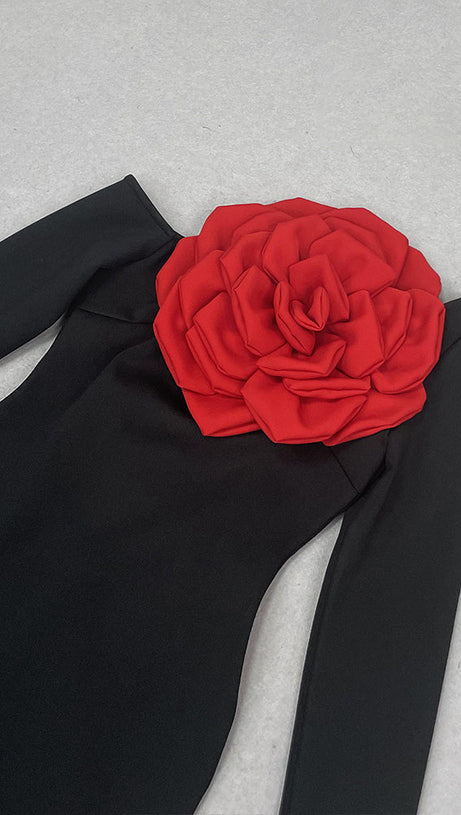 ABITO LUNGO CON SPALLE SCOPERTE E ROSA