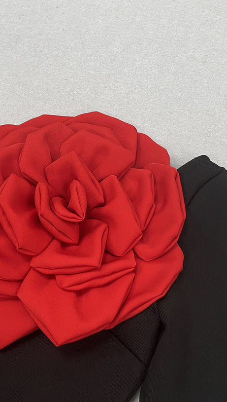 ABITO LUNGO CON SPALLE SCOPERTE E ROSA