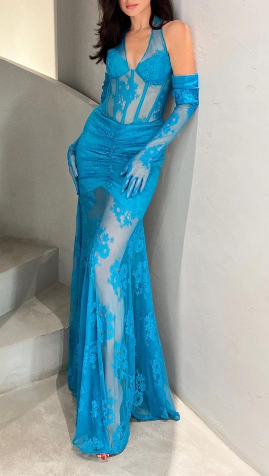 ABITO LUNGO A SIRENA IN PIZZO CON BUSTIER E SCOLLO A V BLU