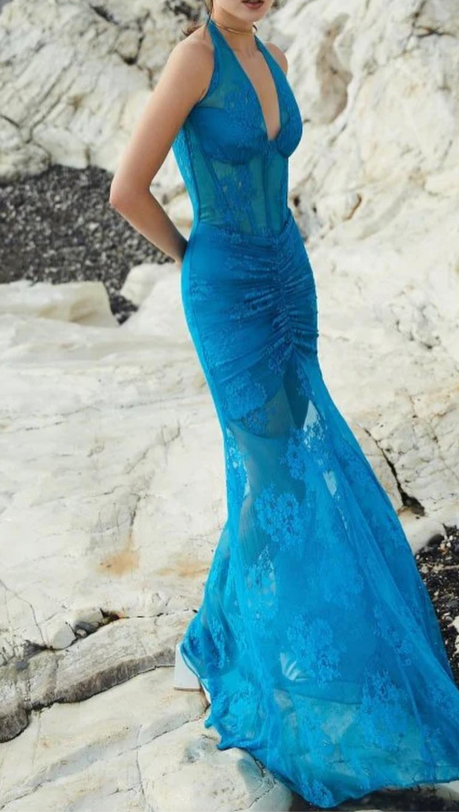 ABITO LUNGO A SIRENA IN PIZZO CON BUSTIER E SCOLLO A V BLU