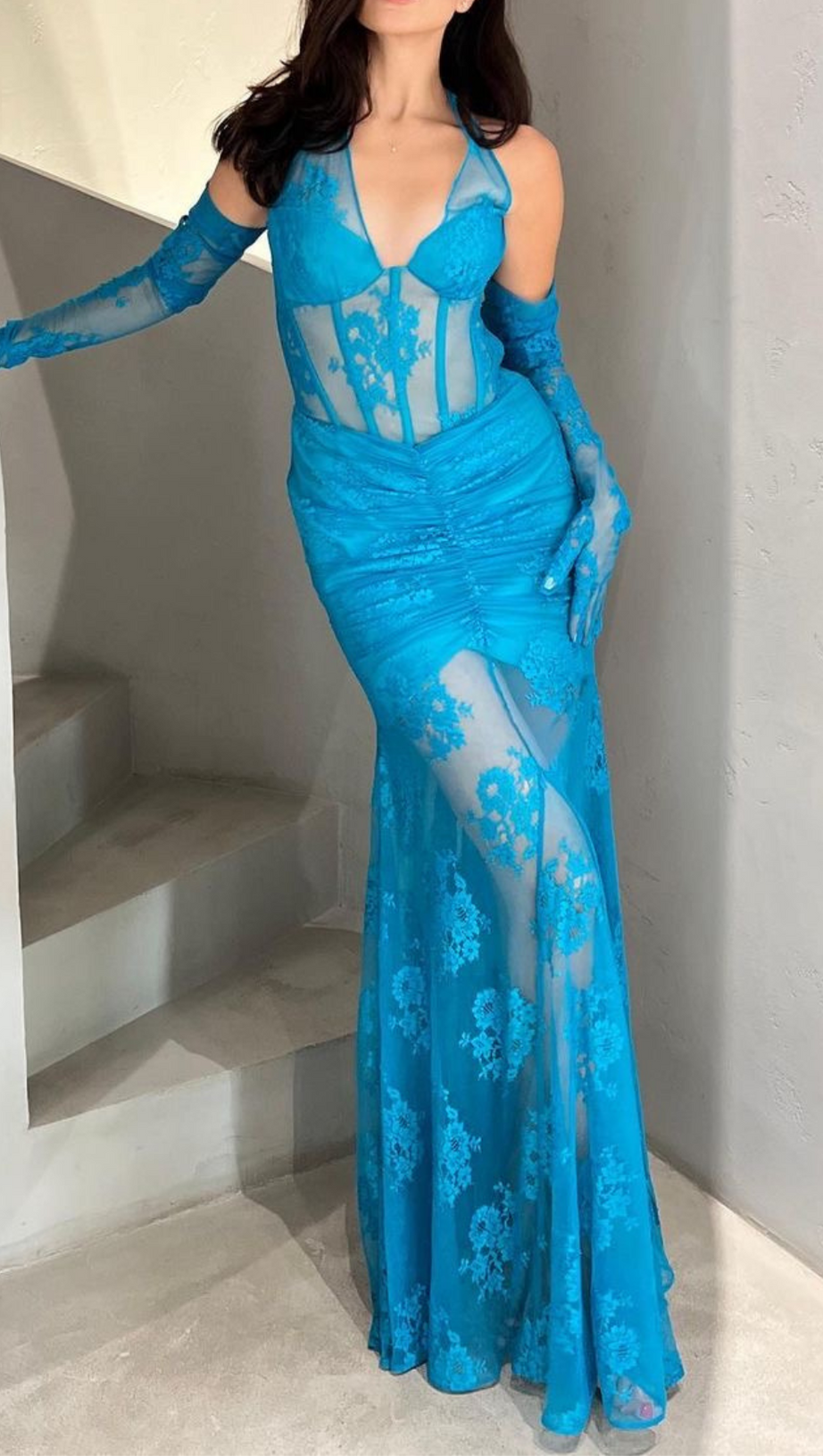 ABITO LUNGO A SIRENA IN PIZZO CON BUSTIER E SCOLLO A V BLU