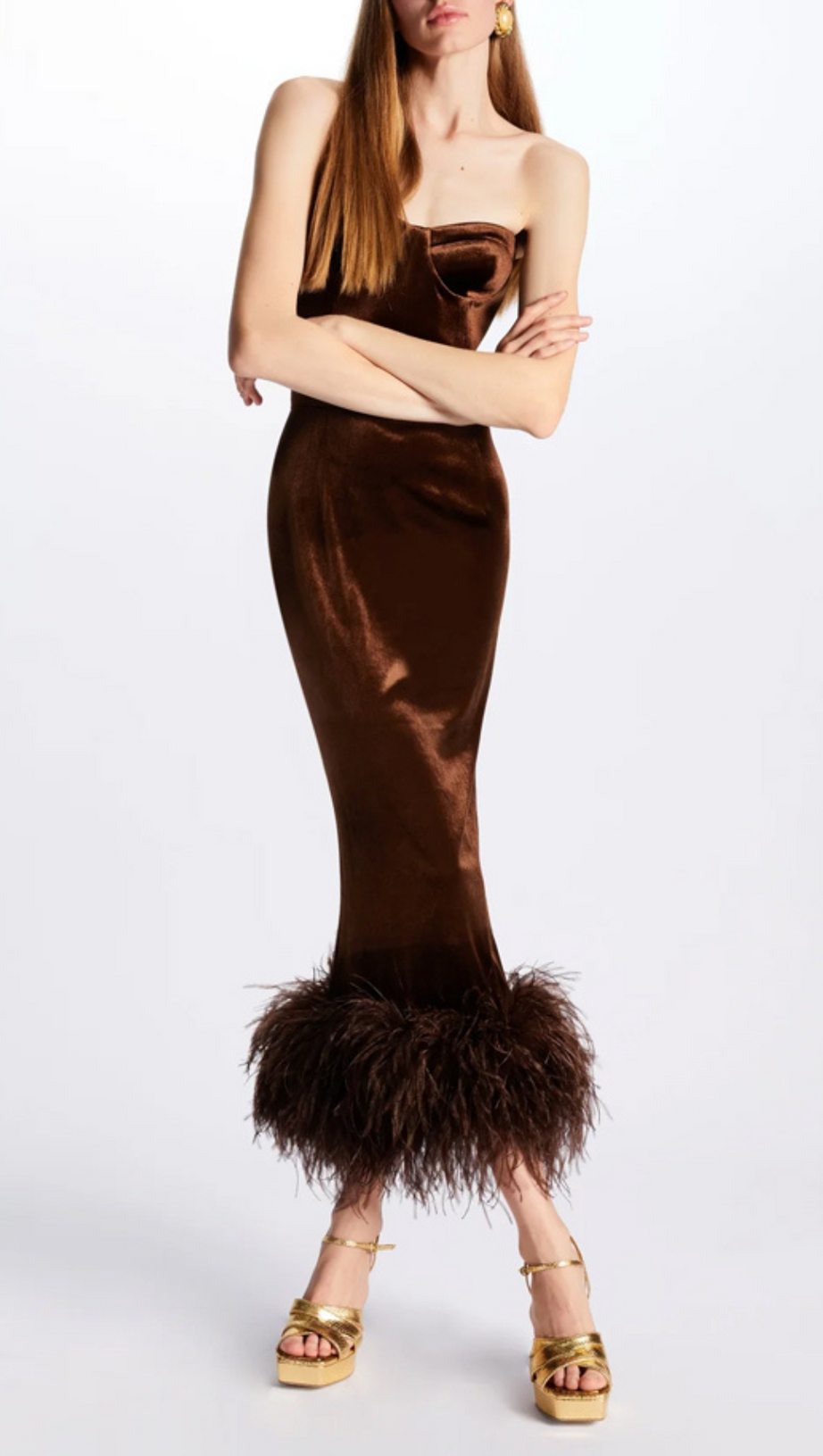 TRÄGERLOSES MIDI-SAMTKLEID MIT BUSTIER UND FEDERSAUM IN BRAUN 