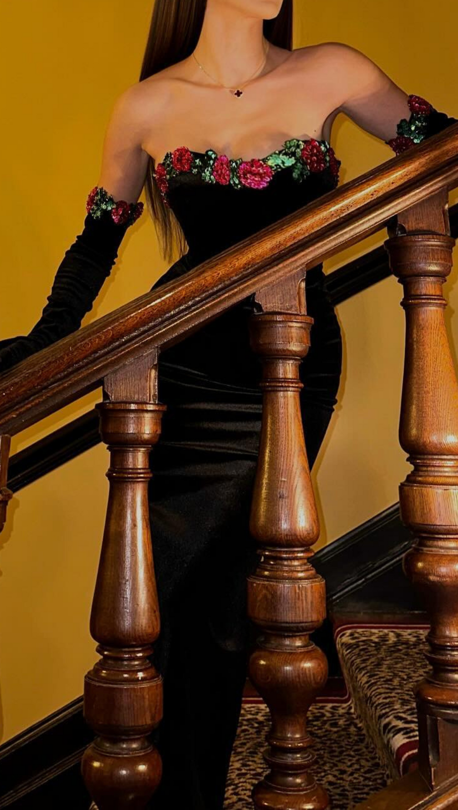 FLORAL DETAIL STRAPLESS MIDI VELVET DRESS IN BLACK