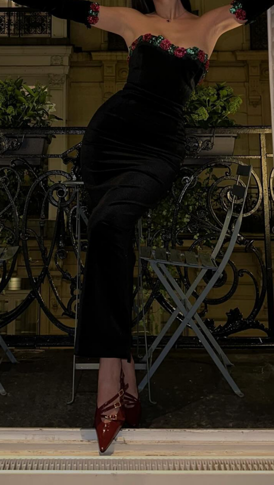 FLORAL DETAIL STRAPLESS MIDI VELVET DRESS IN BLACK