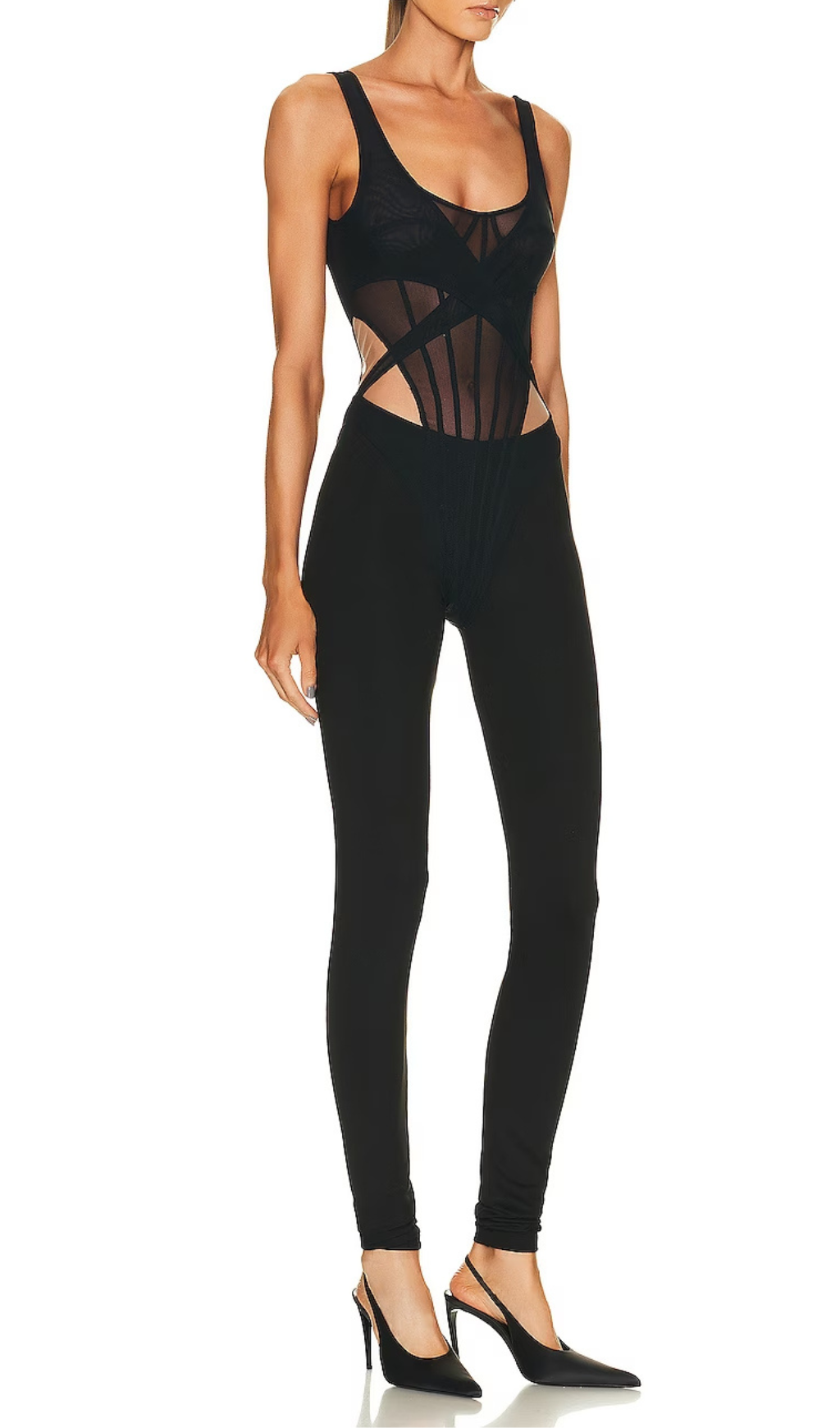 Netzstäbchen über dem Lagen-Catsuit 