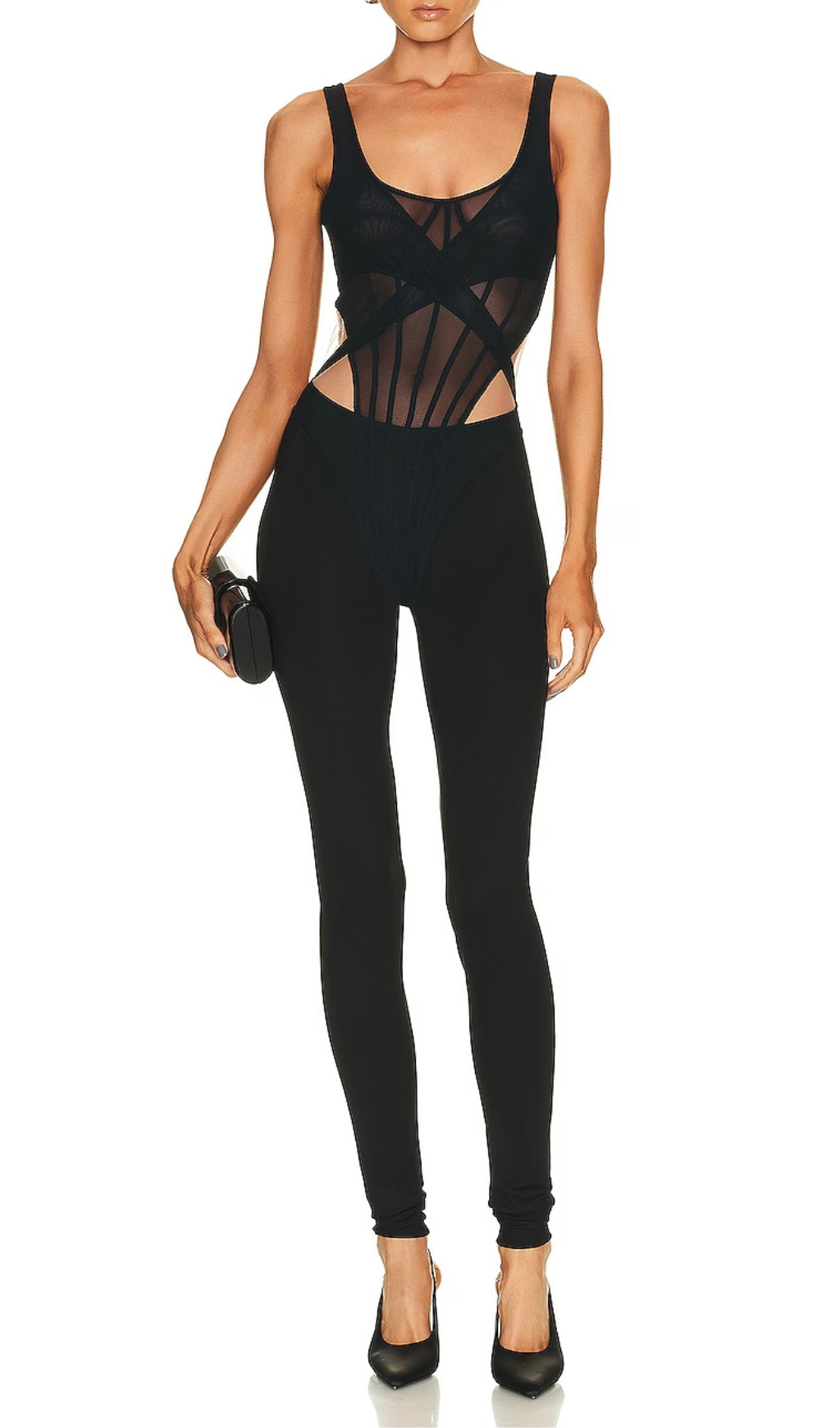 Netzstäbchen über dem Lagen-Catsuit 