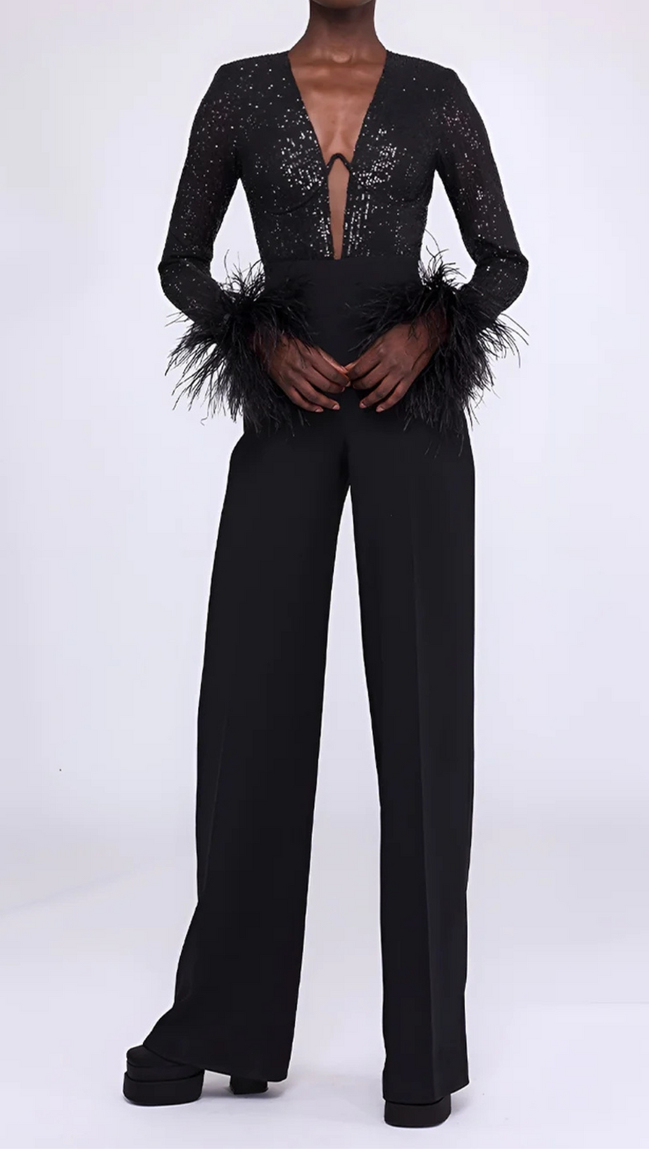 LANGÄRMELIGER JUMPSUIT MIT PAILLETTEN UND FEDERN IN SCHWARZ