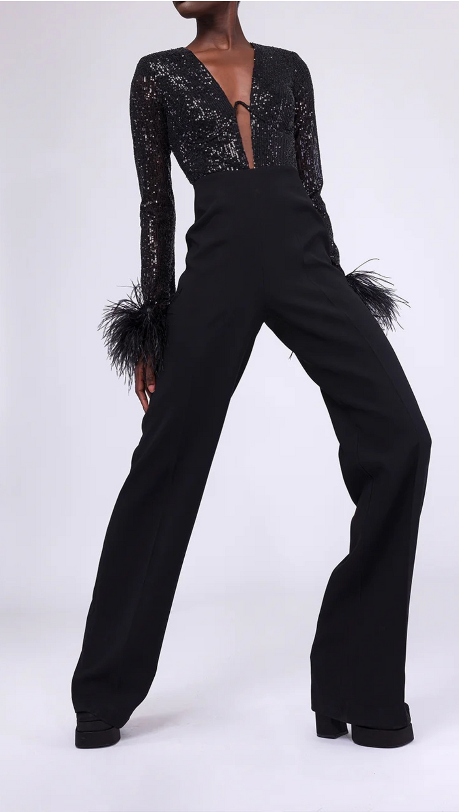 LANGÄRMELIGER JUMPSUIT MIT PAILLETTEN UND FEDERN IN SCHWARZ