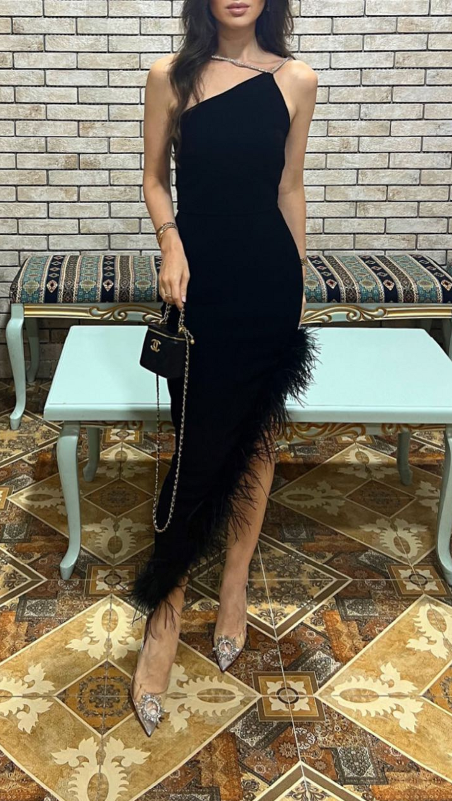 ABITO LUNGO CON SCOLLO A V E PIUME DI CRISTALLO IN NERO 