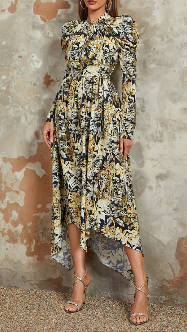 Kleid mit tropischem Print und asymmetrischem Saum 