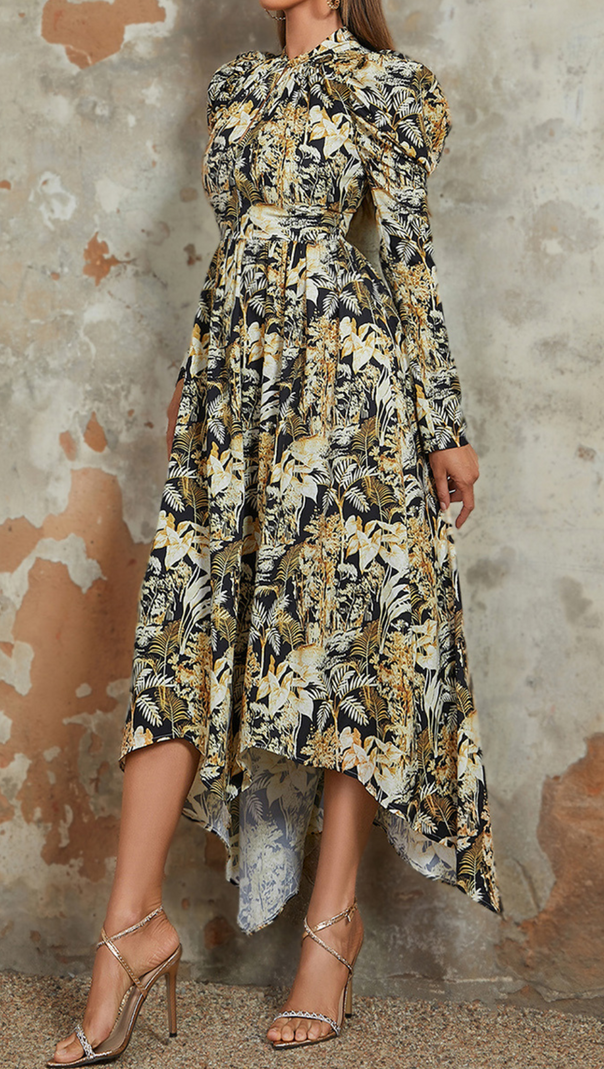 Kleid mit tropischem Print und asymmetrischem Saum 