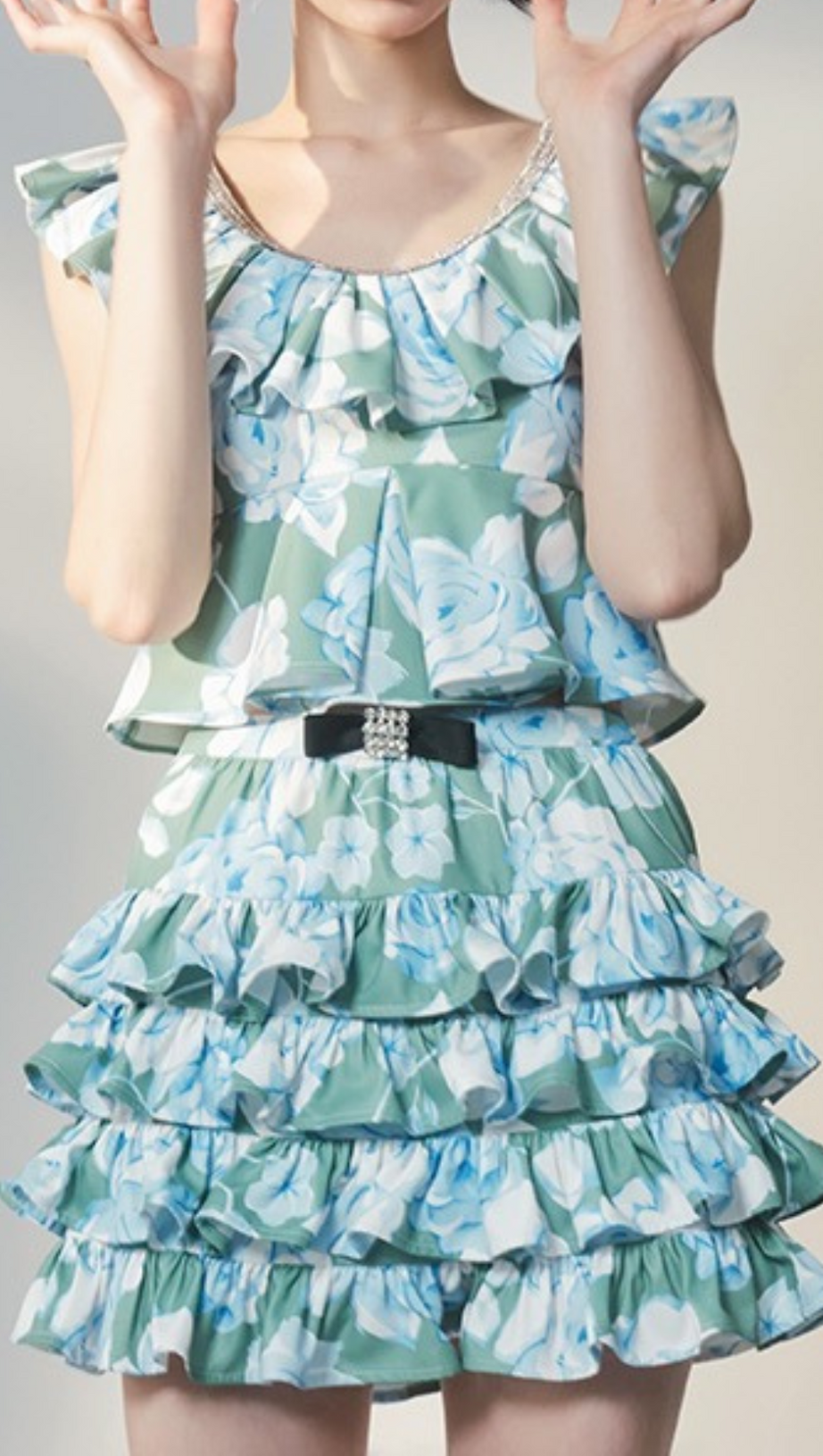 TOP CORTO SENZA MANICHE CON VOLANT E MOTIVO FLOREALE 