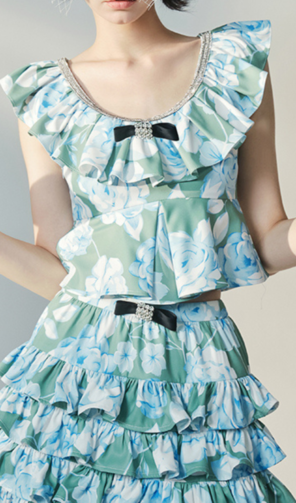 TOP CORTO SENZA MANICHE CON VOLANT E MOTIVO FLOREALE 