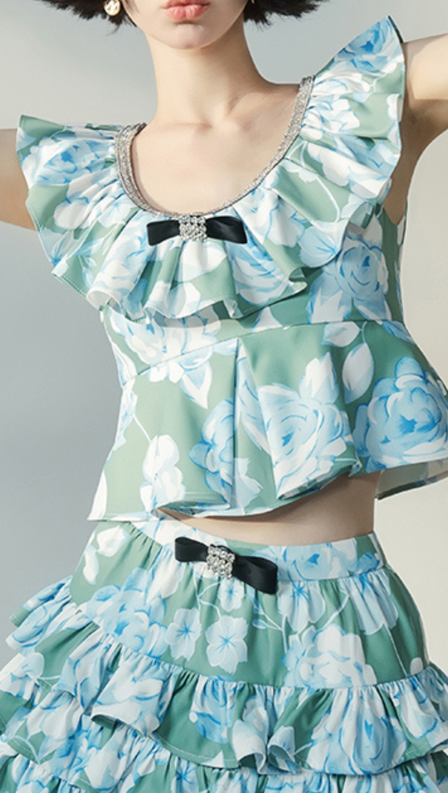 TOP CORTO SENZA MANICHE CON VOLANT E MOTIVO FLOREALE 